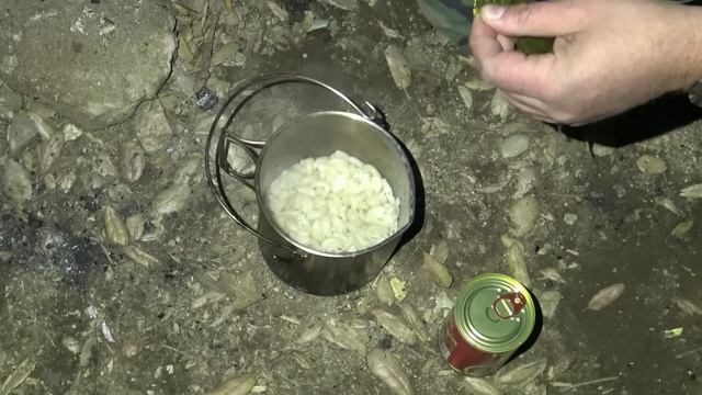 Solo Overnighter Using Old School Military Gear and Campfire Chili Mac смотреть онлайн