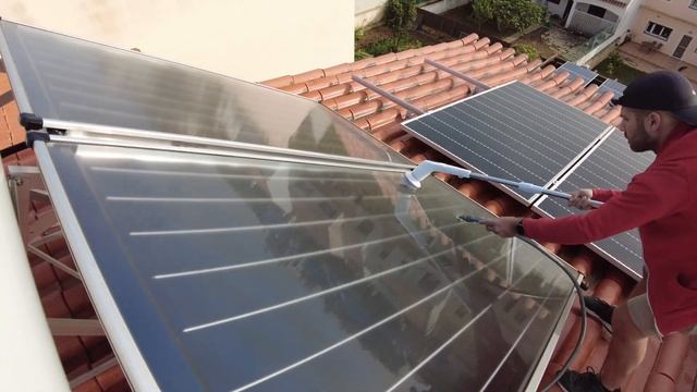 Cleaning Solar Panels with Electric Brush ! Budget Solution смотреть онлайн