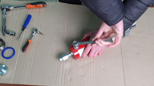 Гідроциліндр 20 тон розбирається для заміни манжет. Коли пропускає масло. смотреть онлайн