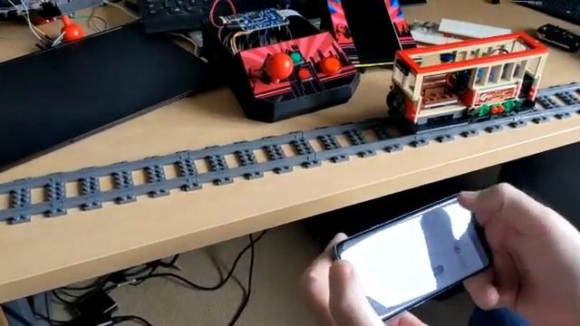 Lego 10308 Holiday Tram with Circuit Cubes Motor смотреть онлайн