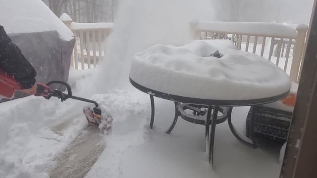 Toro 60v Battery Power Shovel Tackles 1 Foot of Snow смотреть онлайн