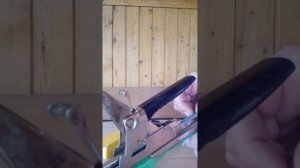 Как вставить скобки в тапенер, степлер для подвязки.