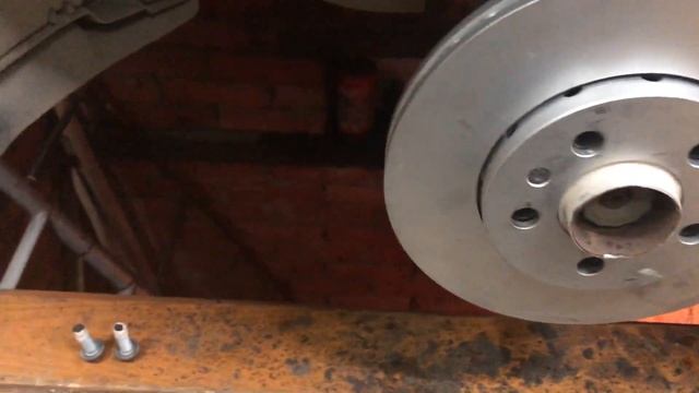 Шкода Рапид 2018  Замена передних тормозных дисков