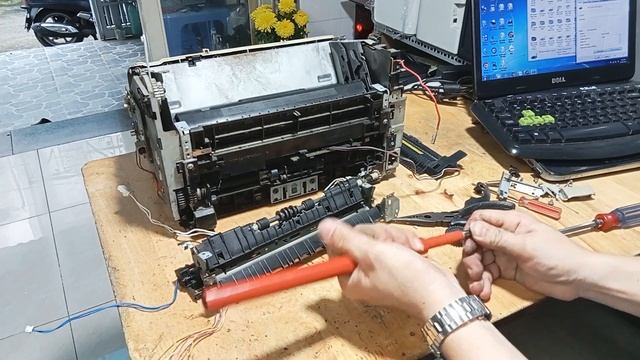 Sửa máy in Hp Laser 1020 Lỗi giấy in ra gần hết kẹt lại | Sửa tốn tiền hay không смотреть онлайн