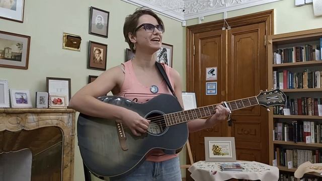 Котенок на осеннем гитарнике смотреть онлайн