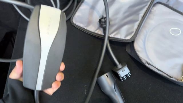 how to use the Tesla Mobile Connector - Unboxing and Setup смотреть онлайн