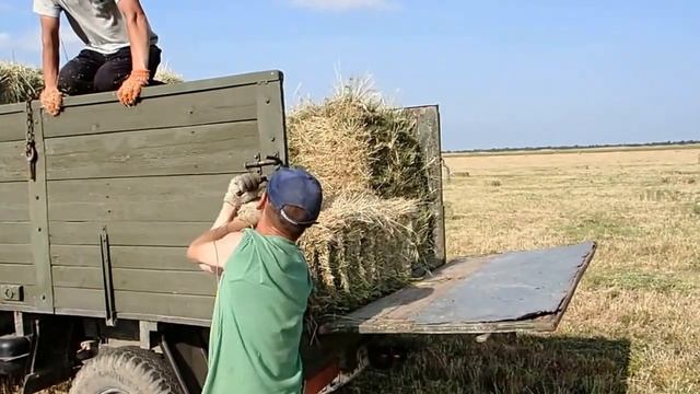 Тюковка и погрузка сено (2) 26.05.2015 смотреть онлайн