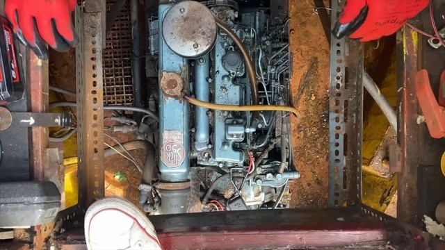 Leaky windows, rust treatment, & engine bay horrors | Narrowboat Project смотреть онлайн