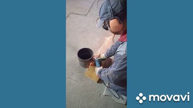 Как легко и безопасно отрезать болгаркой трубу большого диаметра под углом 90 градусов смотреть онлайн