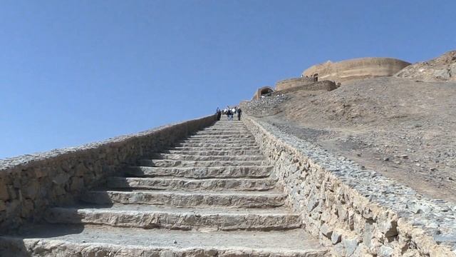 Башня Молчания.  Дахма. Зороастрийские обряды. Иран.