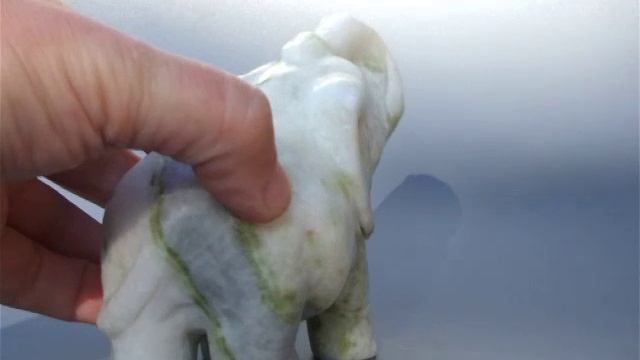 Фигура слона из китайского бело-зеленого китайского сюяньского нефрита // 540 смотреть онлайн