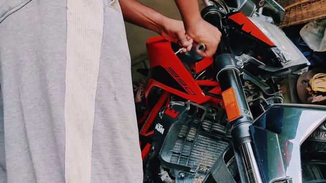 EASY WAY TO REMOVE KTM DUKE 125 , 200 , 250 , 390 SIDE TANK PANEL | TECHNICAL T2 | смотреть онлайн