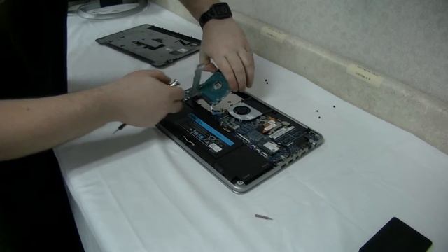Computer Answers How To Install a Sata SSD in a Dell XP 14 смотреть онлайн