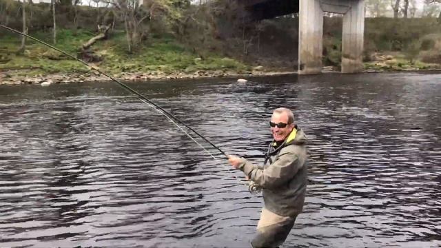 Robson's Green's first salmon of the season смотреть онлайн
