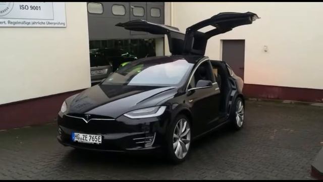 Tesla model X поет и танцует! смотреть онлайн