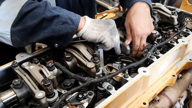 Install injector and valve lash adjustment. caterpillar C13 смотреть онлайн