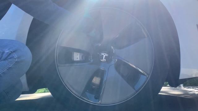 Removing Aero Wheel Cover on my 2021 Tesla model 3 смотреть онлайн