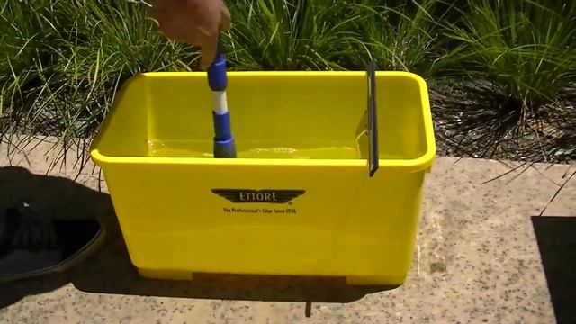 Get Windows Squeaky Clean with Ettore Squeegee Off Soap смотреть онлайн