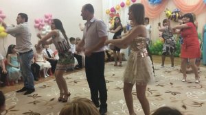 Танец родителей на выпускном в садике.