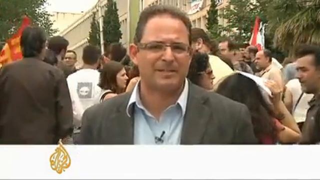 Greek TV station defies shutdown orders смотреть онлайн