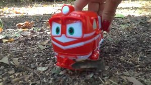 Роботы - поезда. Прогулка в лесу. Игрушки из мультфильмов Роботы -поезда