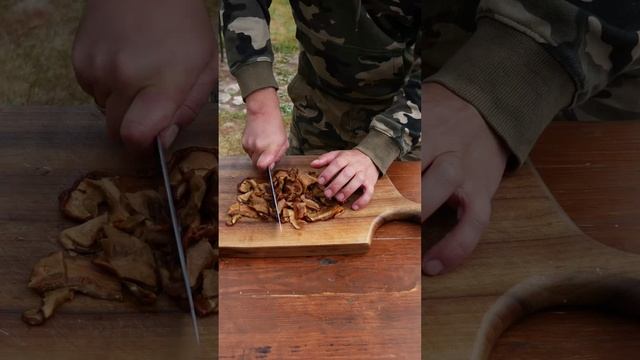 Целый казан капусты с копчеными колбасками и грибами. смотреть онлайн