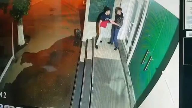 Неизвестный пробил ногой дверь в здании Читинской таможни смотреть онлайн