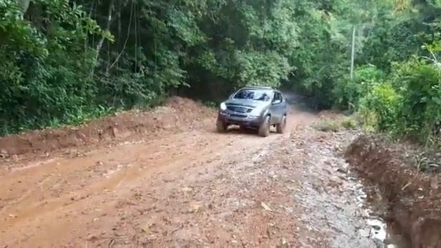 SsangYong Rexton off road subiendo en 2H смотреть онлайн