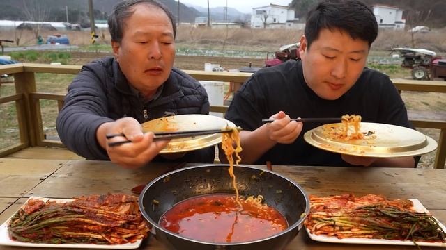 한 그릇 더?! 더 매워지고 더 맛있어진 신제품 더미식 장인라면 맵싸한맛!! (Hot Spicy Instant Noodles) 요리&먹방!! - Mukbang Eating Sho