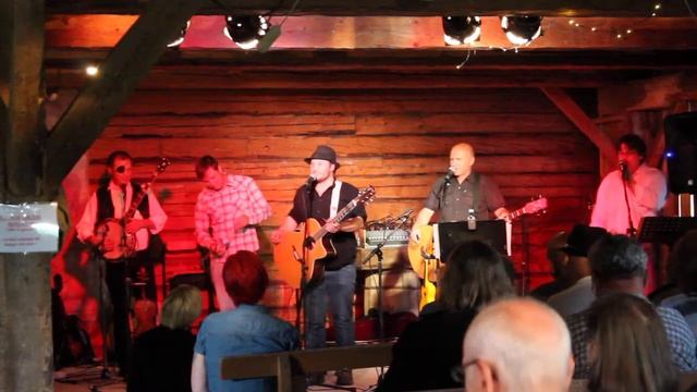 TOBIAS LARSSON BAND- Bandet tar ner Hans Erik på jorden смотреть онлайн