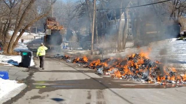 Garbage truck fire, in Plymouth Minnesota, dumps its load смотреть онлайн