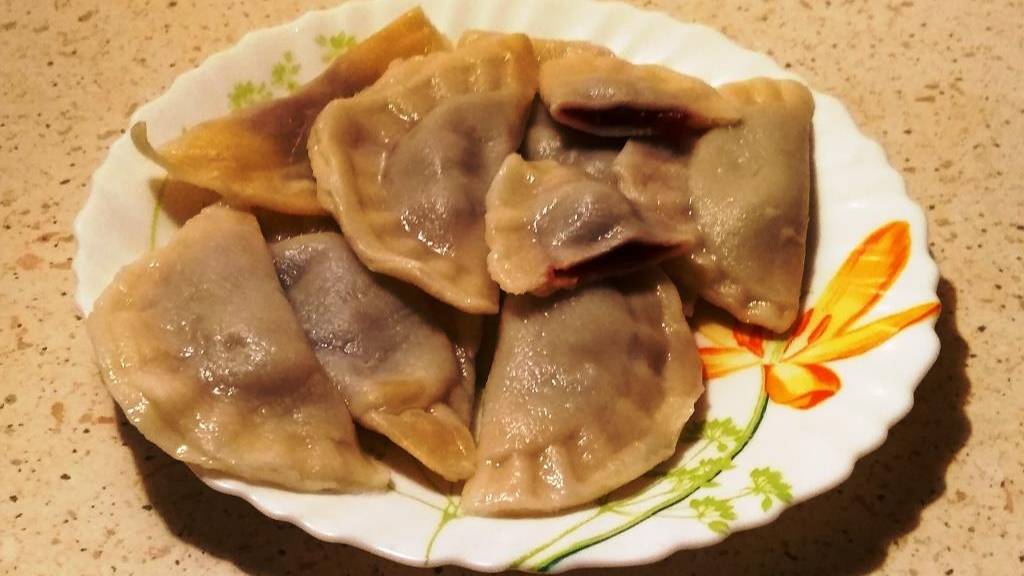 Вареники с вишней с картошкой. Тестирую электрическую пельменницу. смотреть онлайн