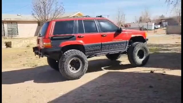 Zj grand Cherokee on 38s and rough country long arms Slideshow смотреть онлайн