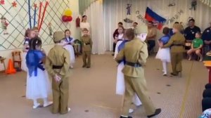 Танец 【Синий платочек】 - к 23 февраля детсад Колосок подготовительная группа