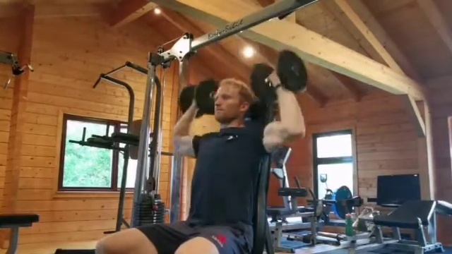 Seated Dumbbell Shoulder Press 1 1/2 reps смотреть онлайн