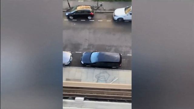Lucky escape for two residents as windows fall from housing block (UK) - ITV News - 6th October 202 смотреть онлайн