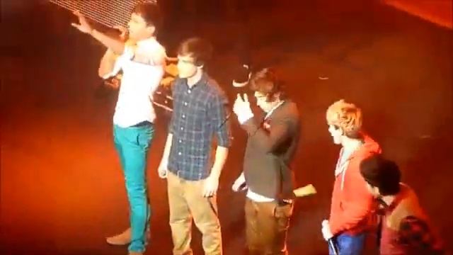 Various items Thrown at Harry Styles =P смотреть онлайн