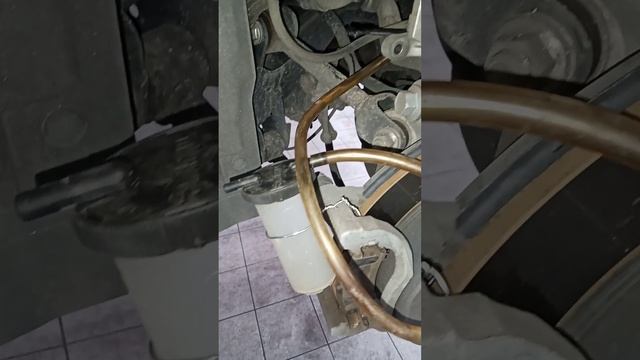 compressing caliper piston with bleeder valve open смотреть онлайн