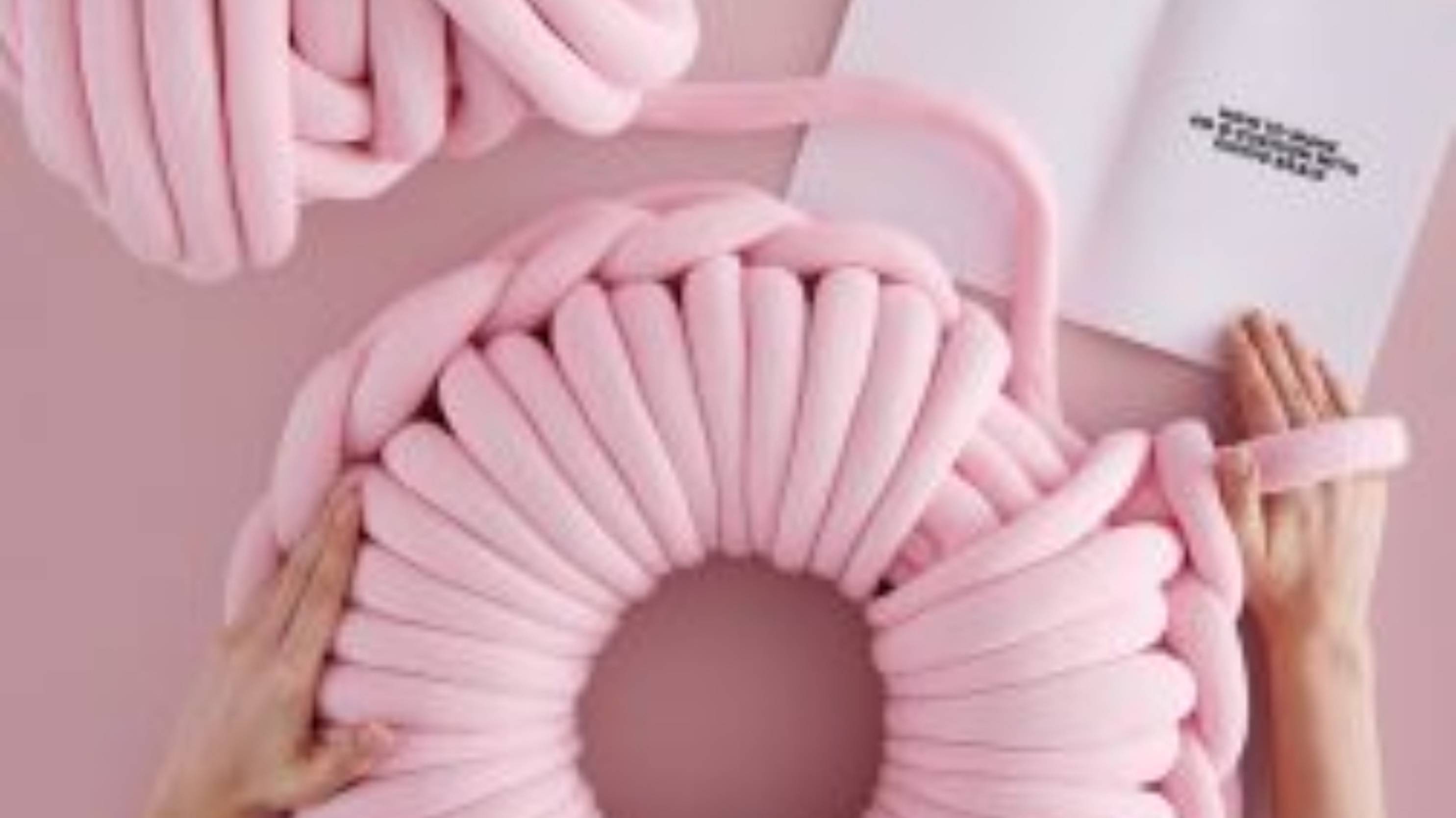 Подушка из толстой пряжи. Вязание руками (Arm-knitting) смотреть онлайн