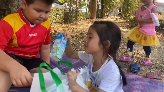 บริ้งค์ไบรท์ | เจอเด็กยืนร้องไห้ หลงทางกับพ่อแม่ ที่สถานีรถไฟ смотреть онлайн
