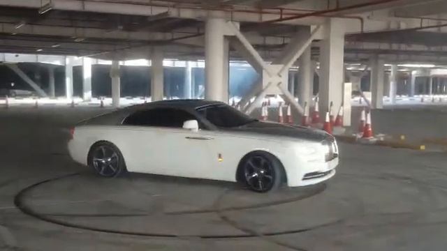 Rolls Royce wraith donuts in Dubai смотреть онлайн