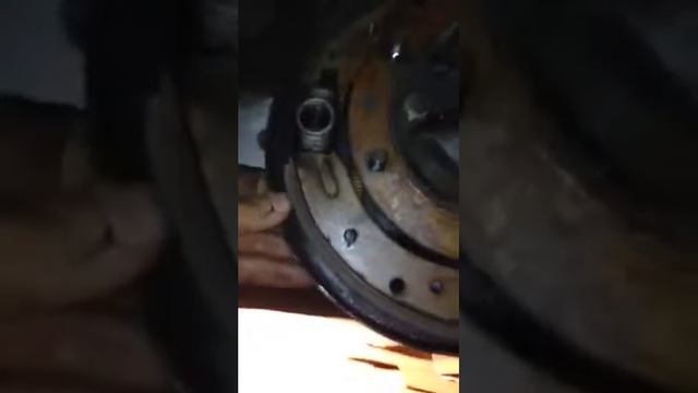 Transmission drum removed on Series 3 Land Rover смотреть онлайн