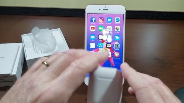 Apple AirPods 2 unboxing and pairing with iPhone смотреть онлайн