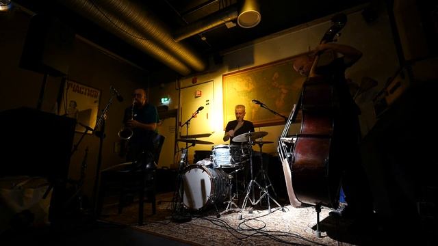 Martin Kuchen / Steve Noble / Johan Berthling смотреть онлайн