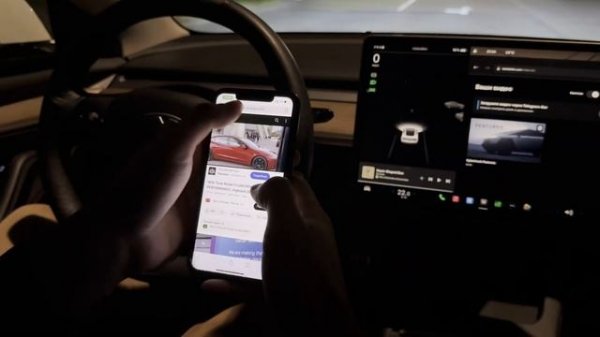 Смотрите видео в вашей Tesla во время движения с помощью Teslatelek