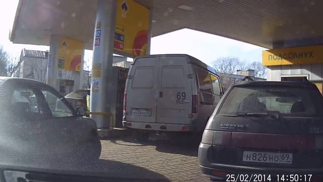 Летающие пистолеты на АЗС в Твери смотреть онлайн