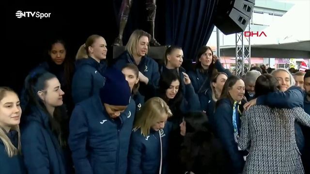 Eda Erdem'in Heykel Açılışı смотреть онлайн