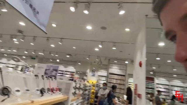 Knockoff Airpods and Legos among the Many Malls of Tianhe, Guangzhou смотреть онлайн