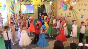 Танец выпускников с малышами