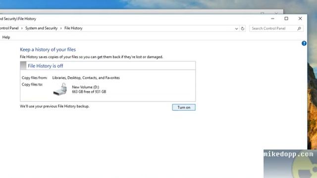 Using Windows 10 File History. смотреть онлайн